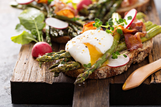 Asparagus and bacon bruschetta with poached egg