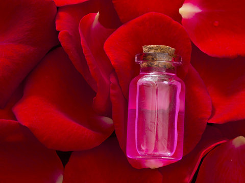 parfume with rose's petals