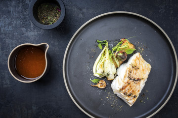 Gebratenes Thai Kabeljau Fisch Filet mit Pak Choi und Pilzen als Draufsicht auf einem Teller