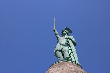 Hermannsdenkmal unter blauem Himmel mit Textfreiraum 