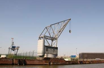 Fototapeta na wymiar Großer Schwerlastkran im Hafen von Bremerhaven