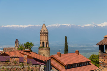 Obraz premium View on the Sighnaghi town and Caucasian mountains, Georgia