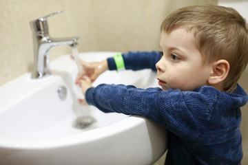 Kid washing his hands