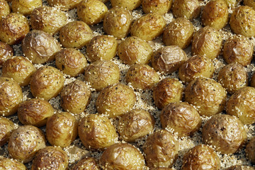 Backblech mit Sesam-Kartoffeln