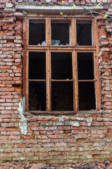 Fototapeta na wymiar оконный проем с рамой в стене, разрушенного здания