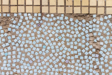 текстура бетонной стены с мозаикой из керамической плитки