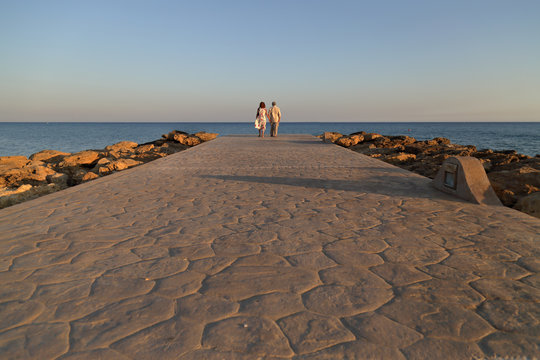 Coppia etero felice osserva il mare