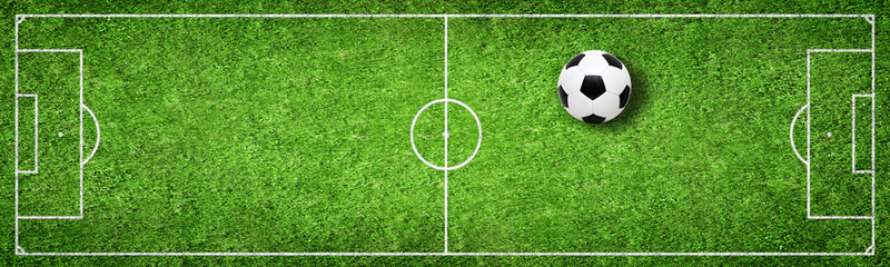 Ball auf dem Fussballplatz © Thaut Images