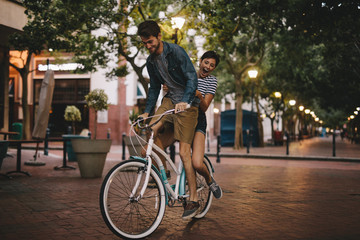 Naklejka premium Young couple on bike ride in the city