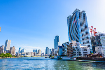 Fototapeta na wymiar 隅田川沿いの高層マンション High-rise condominium in Tokyo