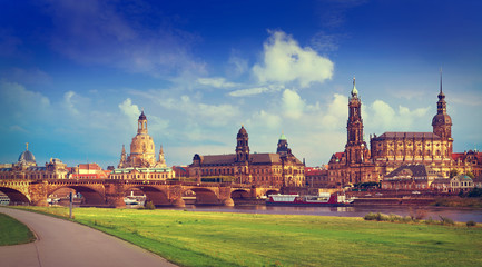 Fototapeta premium Dresden skyline and Elbe river in Saxony Germany