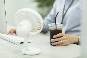 ビジネスウーマン　クールビズ