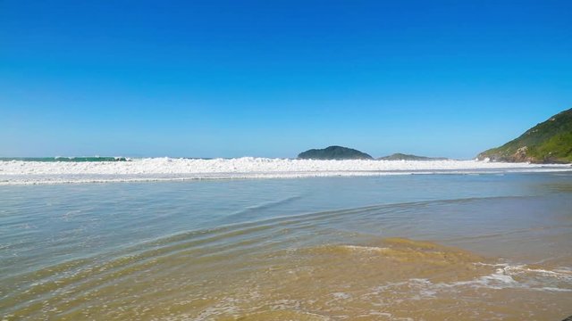 Mar agitado na Praia do Santinho