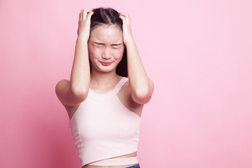 Obraz na płótnie Canvas Stressed young Asian businesswoman scream out.