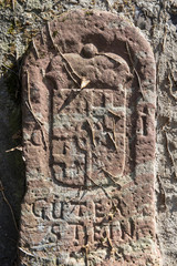 Verwitterter, historischer Grenzstein