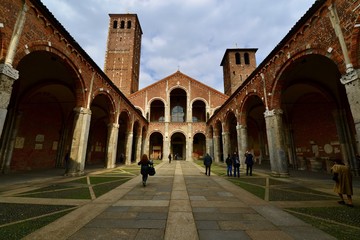 Fototapeta na wymiar イタリアのミラノの教会と大学