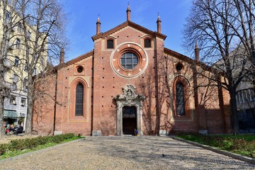 Fototapeta premium イタリアのミラノの教会と大学