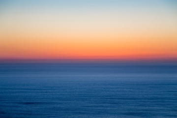 Paysage marin avec ciel du soir coloré. Fond naturel. Beau coucher de soleil sur la mer dans l& 39 océan Atlantique.