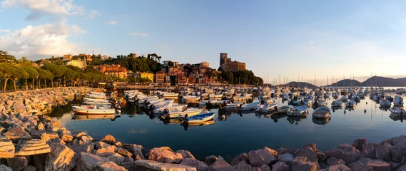 Fototapete Tor Sonnenuntergang, Hafen von Lerici. Boote und kleines Dorf. Reiseziel in Ligurien