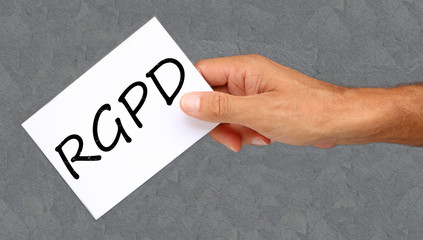 Homme tenant une carte avec RGPD écrit dessus
