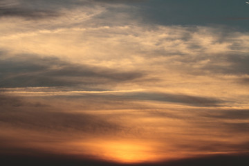 Fototapeta na wymiar abendlicher Wolken-Himmel