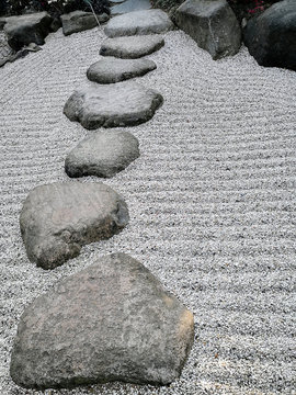 Zengarten mit geharkter Kiesfl&auml;che und Trittsteinen aus Fels, japanischer Steingarten