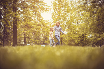 Obraz premium Walking trough park.