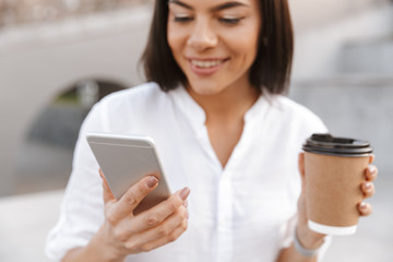 Obraz premium Cropped image of a satisfied woman using mobile phone