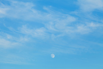 青い空と白い月