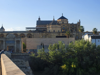 Fototapeta na wymiar Mezquita-Catedral desde el puente romano / Mosque-Cathedral from the Roman bridge. Córdoba