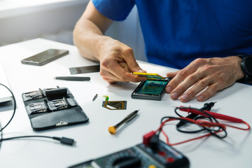 phone maintenance - technician replace the smartphone battery