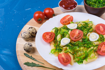Pasta with seaweed and tomato