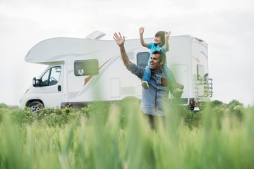 Father and son with the holiday caravan - obrazy, fototapety, plakaty