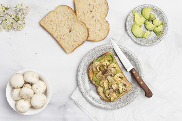 Bread with avocado and mushrooms
