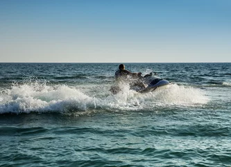 Papier Peint photo Sports nautique Silhouette d& 39 homme sur jetski en mer