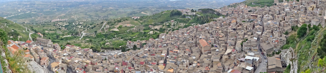 Fototapeta na wymiar Panoramique village de Caltabellotta, Sicile 