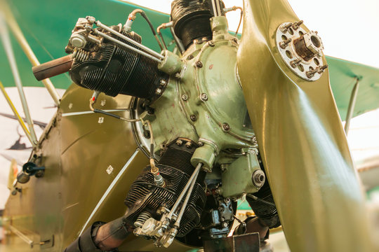 Detail eines 5-Zylinder-Sternmotors eines alten Flugzeugs.