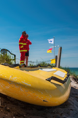 Surfbrett des Rettungsschwimmers am Strand von Hiddensee, Ostsee, DLRG, Deutschland