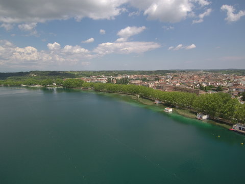 Drone en El lago de Bañolas,el lago más grande de Cataluña, en la provincia de Gerona. Es el principal símbolo de la ciudad de Bañolas (Girona,España) Foto aerea con Dron