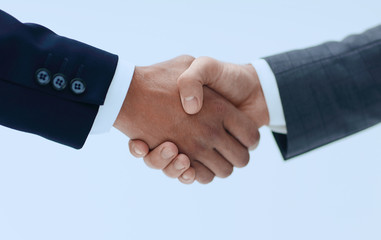 Obraz premium Closeup of business people shaking hands over a deal