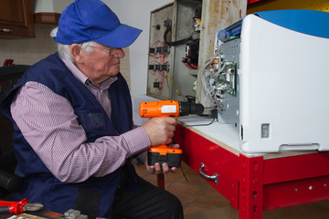electrician fixing eletrical devices