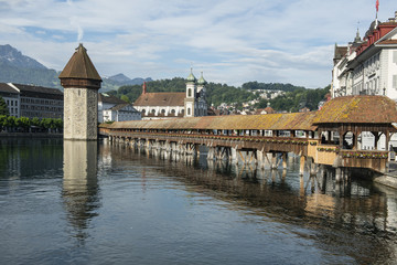 Kapellbrücke mit Turm in Luzern, Schweiz
