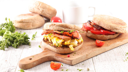 muffin with fried egg and bacon