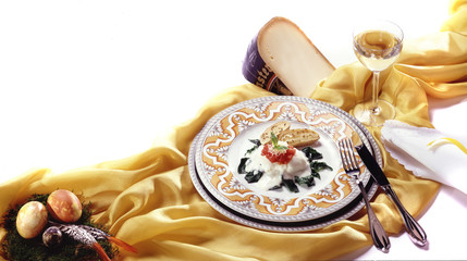 Eier Käse Spinat Gemüse Italien Frankreich Pasta Speisekarte Käse fromage Nudeln Tomaten teller nobel Sternekoch Sternerestaurant