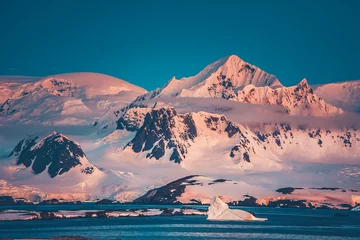 Die Bergkette der antarktischen Halbinsel, die während der extremen Expedition zur Vernadsky Research Base fotografiert wurde. Die Schönheit des schneebedeckten Bergkamms und des Pazifischen Ozeans. © Goinyk