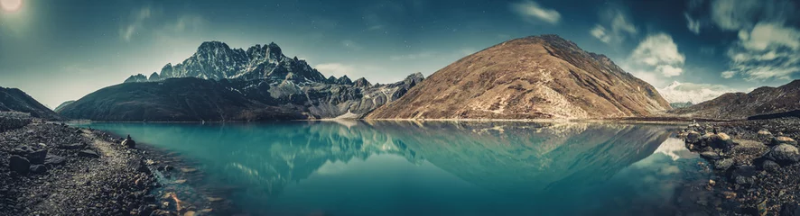 Foto op Plexiglas Spectaculair landschap het kristalheldere Gokyo-meer op de machtige besneeuwde Himalaya-achtergrond. Kracht en schoonheid van de wilde, ongerepte natuur. Ideaal beeld voor de achtergronden en wallpapers. © Goinyk