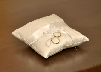 romantisches Ringkissen mit eheringe vor der Eheschließung