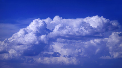 Fototapeta na wymiar white clouds against a blue sky.