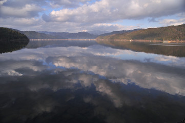 余呉湖に映る空