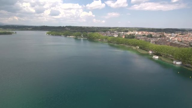 Drone en Bañolas con el lago más grande de Cataluña, en la provincia de Gerona. Es el principal símbolo de la ciudad de Banyoles (Girona,España) Video aereo con Dron